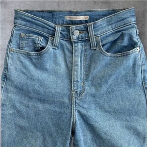 Levi's High Waisted Taper Jeans Women's Size 25x27 Blue Denim Light-Medium Wash
